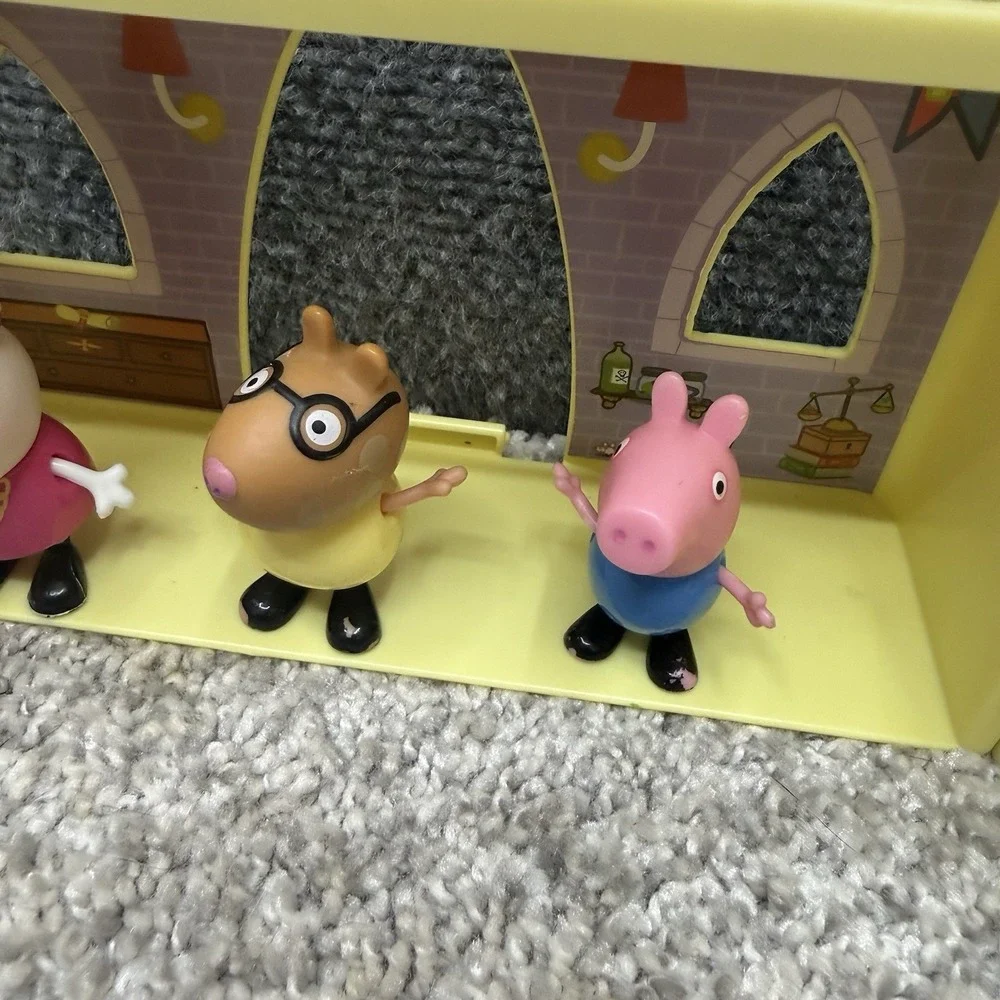 Peppa Pig Princess Castle doll house w/ family friends figures